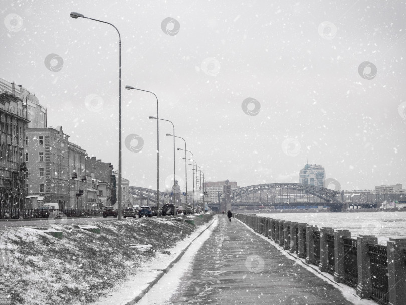 Скачать Пустая зимняя набережная в Санкт-Петербурге с видом на Неву фотосток Ozero