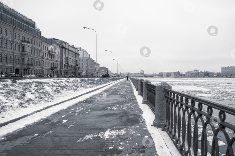 Скачать Пустая зимняя набережная в Санкт-Петербурге с видом на Неву фотосток Ozero