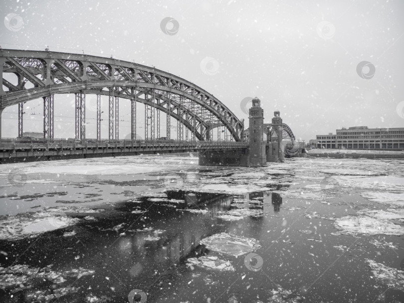 Скачать Железный мост через Неву в Санкт-Петербурге зимой фотосток Ozero