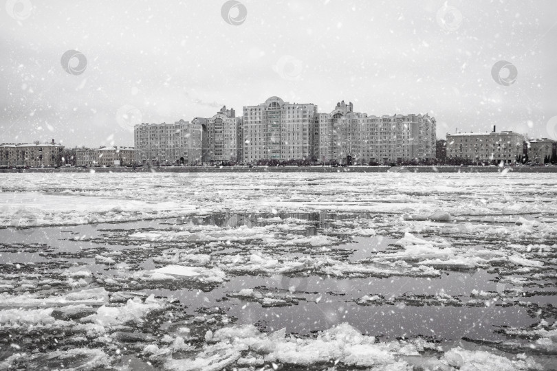 Скачать Зимний ледоход на реке. Лед на Неве в Санкт-Петербурге фотосток Ozero