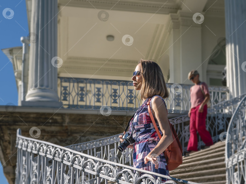 Скачать Портрет счастливой женщины, прогуливающейся по центру старого города Концепция путешествий и активного образа жизни фотосток Ozero