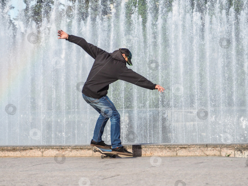 Скачать Подростки катаются на скейтбордах. Развлечение для подростков на скейтборде. Досуг молодежи. Концепция активного отдыха. фотосток Ozero