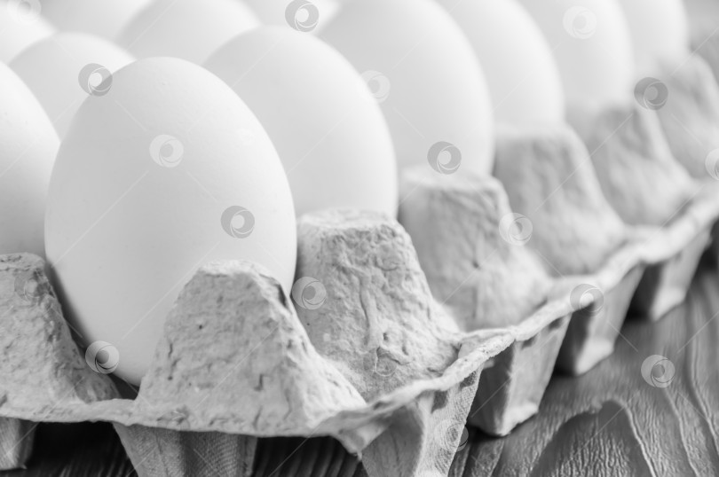 Скачать Открытая коробка яиц.  Фото яиц в ячейке крупным планом. Избирательный фокус. фотосток Ozero