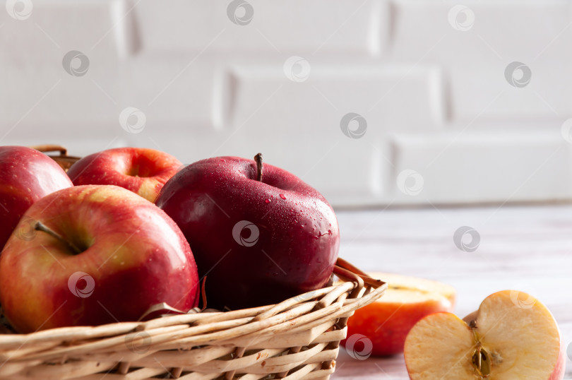 Скачать Часть композиции с фруктами. Закрыть. Яблоки. Свежие яблоки, разложенные в корзине на деревянном фоне. Сбор урожая яблок. Весна. Еда. фотосток Ozero