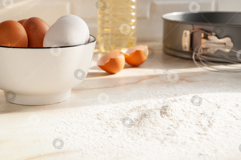 Скачать Яйца в керамической чашке крупным планом. Готовлю на кухне. Белые и коричневые яйца. Солнечное утро. Поддержка. Избирательный фокус фотосток Ozero