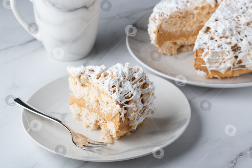 Скачать Кусочек вкуснейшего ванильного торта и пирожное на светлом столе фотосток Ozero