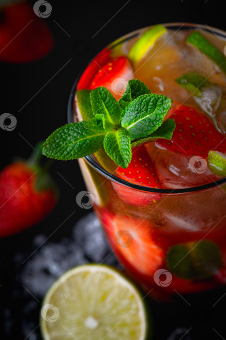 Скачать Клубничный мохито. Освежающий летний напиток с ягодами, лаймом и фотосток Ozero