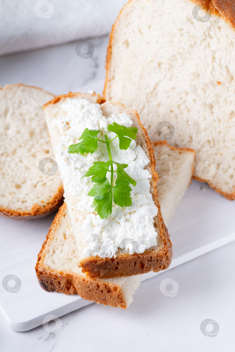 Скачать Домашний хлеб на деревянной разделочной доске с творожным сыром фотосток Ozero