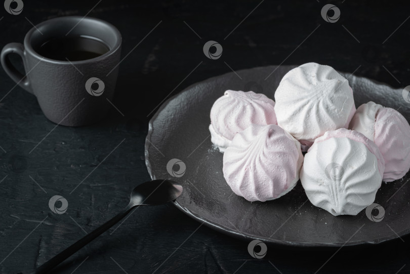 Скачать Белый и розовый зефир на тарелке на черном столе фотосток Ozero