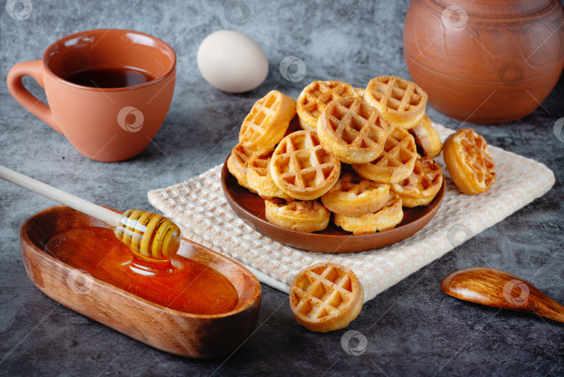Скачать Завтрак с бельгийскими вафлями, медом и кофе фотосток Ozero