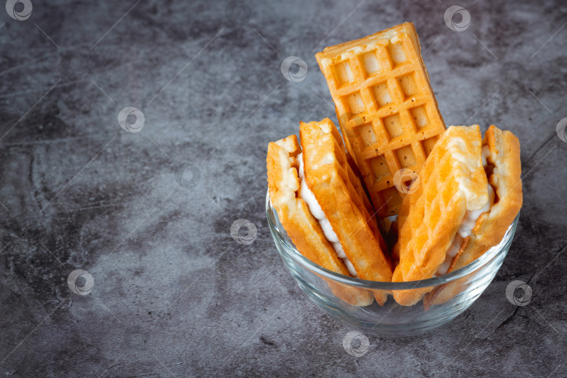 Скачать Завтрак с бельгийскими вафлями на сером столе фотосток Ozero
