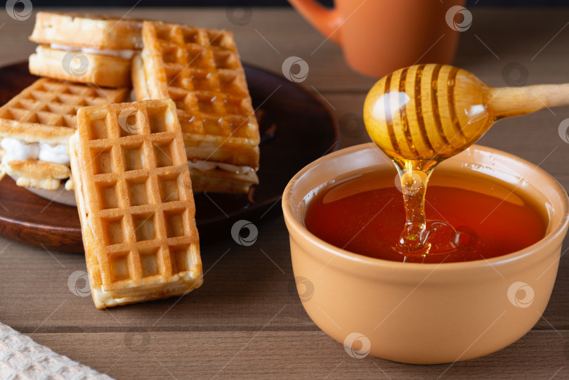 Скачать Завтрак с бельгийскими вафлями, медом и кофе фотосток Ozero