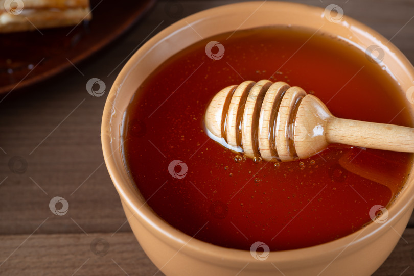 Скачать Деревянной ложкой выложите мед в миску фотосток Ozero