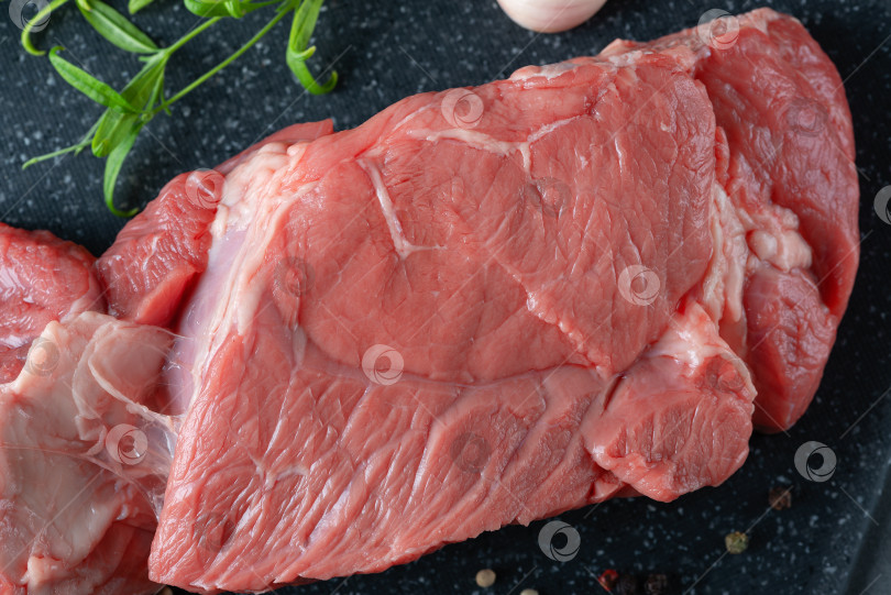 Скачать Свежее сырое говяжье мясо со специями фотосток Ozero