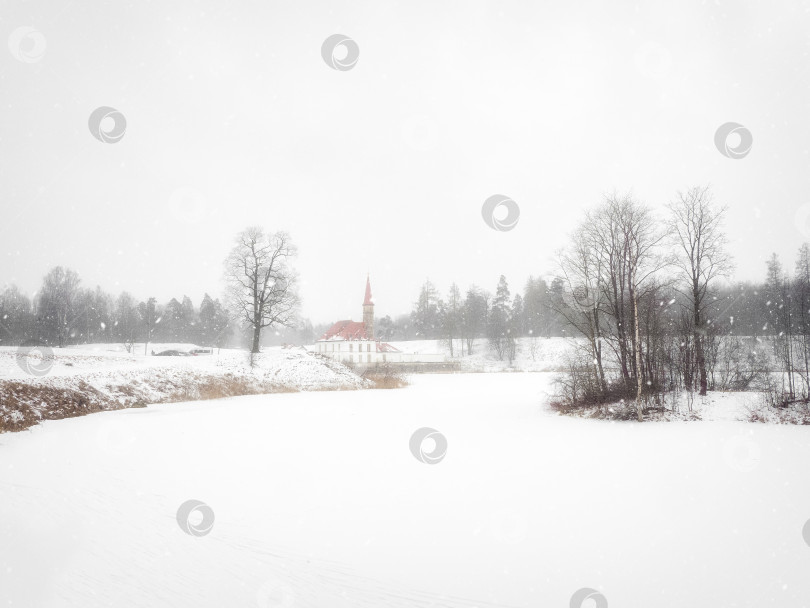 Скачать Заснеженный зимний вид на старый дворец в сугробах. Гатчина. Россия фотосток Ozero
