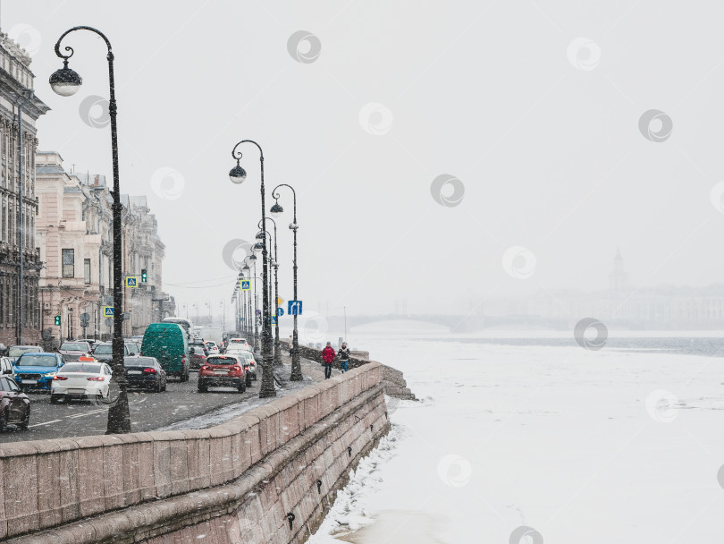 Скачать Весенний снегопад в Санкт-Петербурге. Пробка на набережной реки Невы. фотосток Ozero