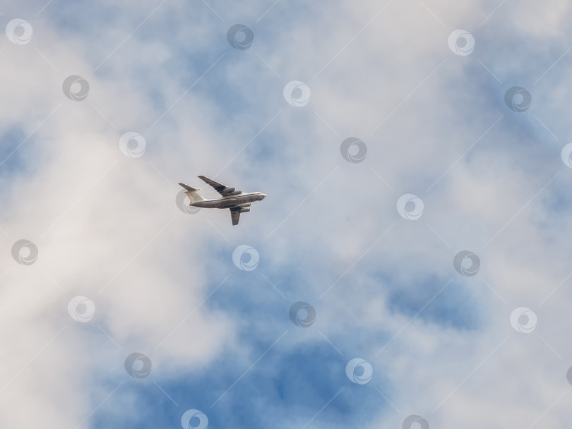 Скачать В небе летит тяжелый транспортный самолет фотосток Ozero