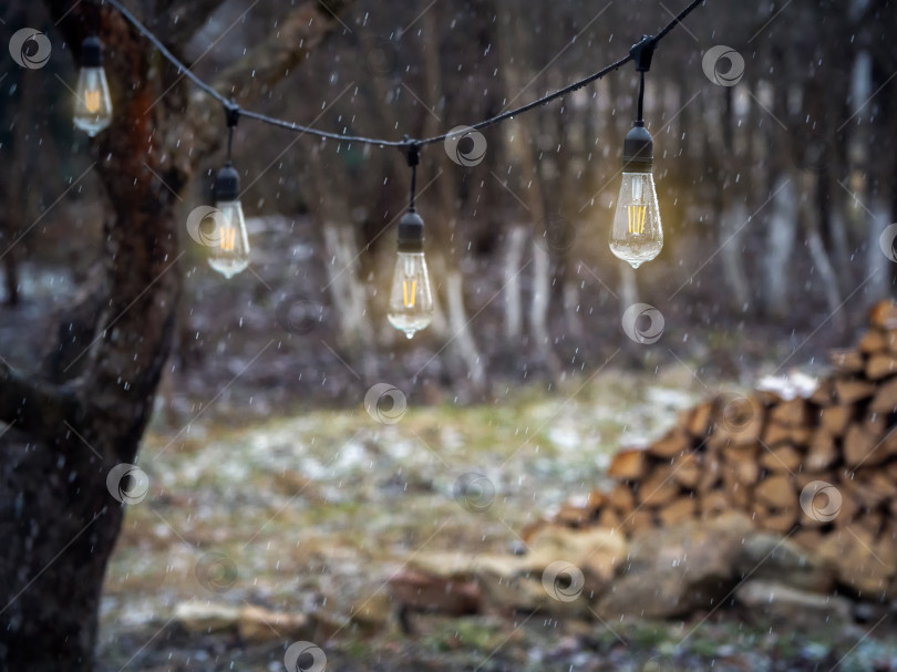 Скачать Старинные лампы накаливания типа Эдисона на открытом воздухе во время дождя фотосток Ozero
