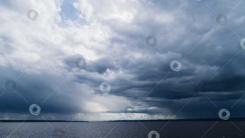 Скачать Огромные облака над рекой. Небо перед дождем. фотосток Ozero