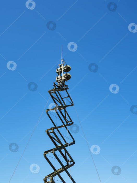 Скачать Военная антенна на фоне неба фотосток Ozero