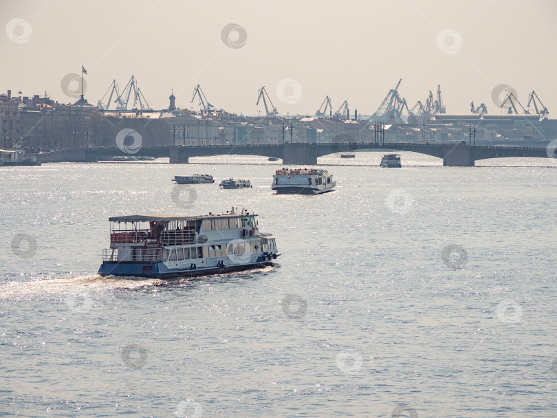 Скачать Судоходство по реке Неве. Санкт-Петербург. Россия. фотосток Ozero