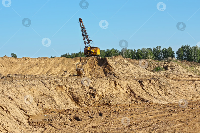 Скачать Добыча глины для производства кирпича лопатами фотосток Ozero