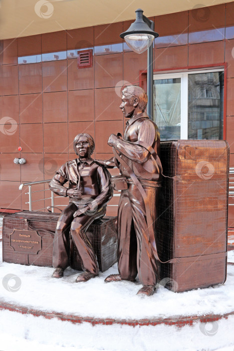 Скачать Памятник возле первого рынка предпринимателям - продавцам - челнокам, начавшим свой бизнес в начале 90-х, после распада СССР фотосток Ozero