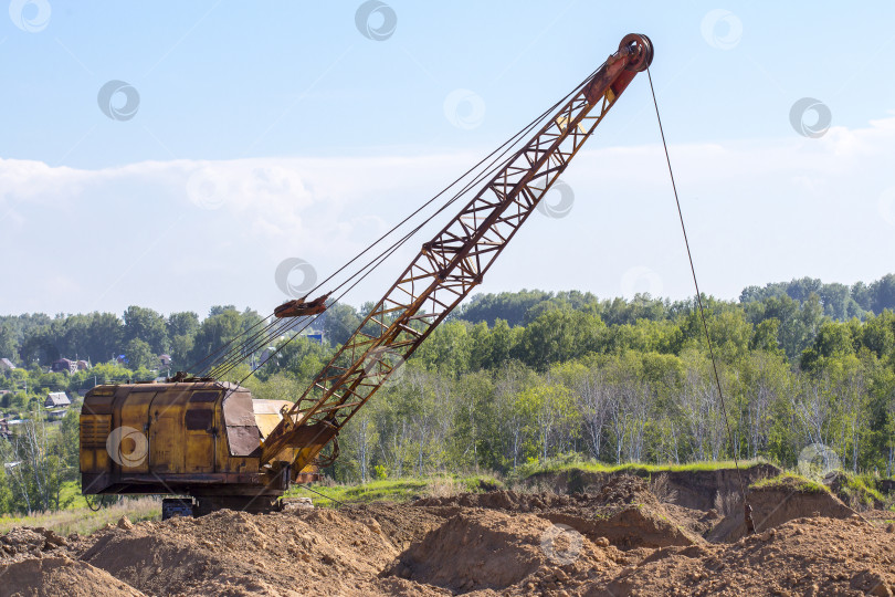 Скачать Добыча глины для производства кирпича лопатами фотосток Ozero