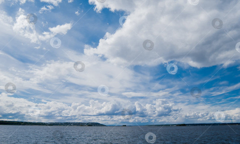 Скачать Огромные облака над рекой. Небо перед дождем. фотосток Ozero