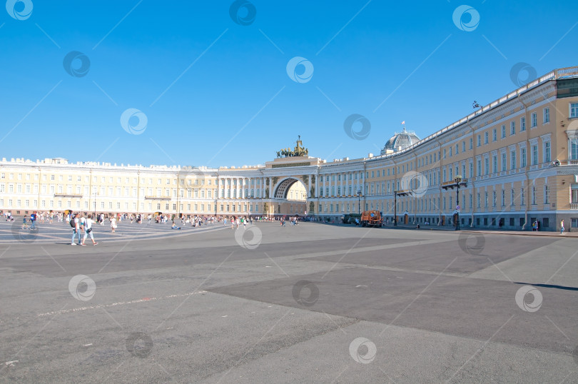 Скачать Санкт-Петербург, Россия - Дворцовая площадь. фотосток Ozero