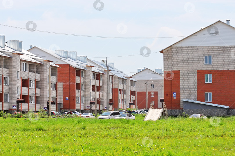 Скачать Новые трехэтажные кирпичные жилые дома фотосток Ozero