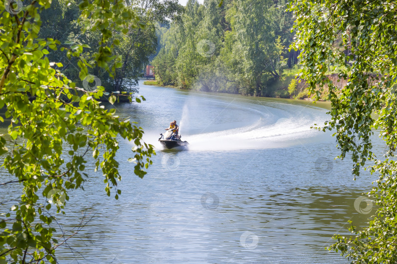 Скачать Отдыхающие катаются на водном велосипеде по небольшой сибирской реке фотосток Ozero