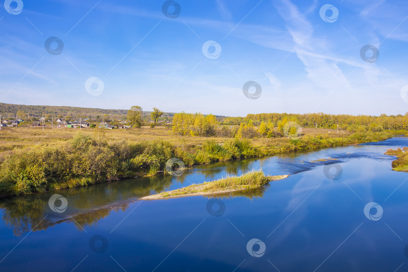 Скачать Сельский осенний пейзаж с рекой фотосток Ozero