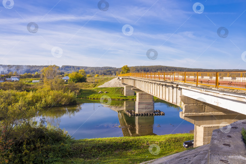 Скачать Сельский осенний пейзаж с рекой фотосток Ozero