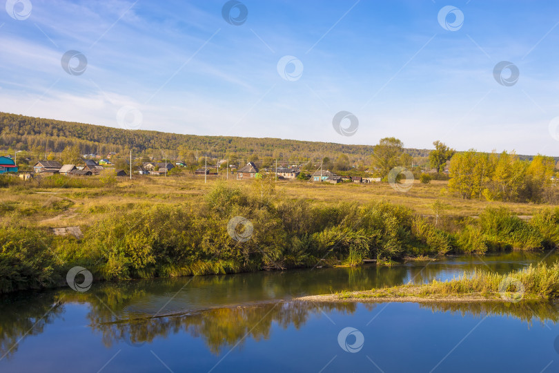 Скачать Сельский осенний пейзаж с рекой фотосток Ozero