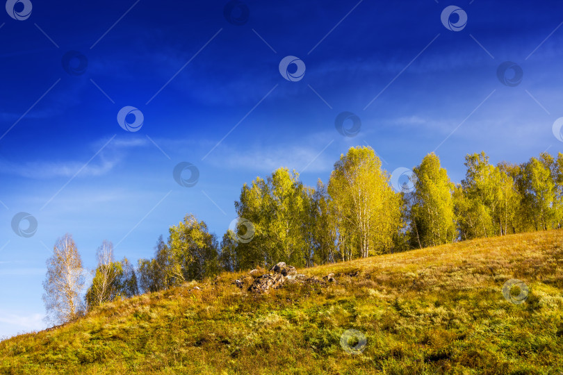 Скачать Осенний пейзаж со скалистым холмом фотосток Ozero