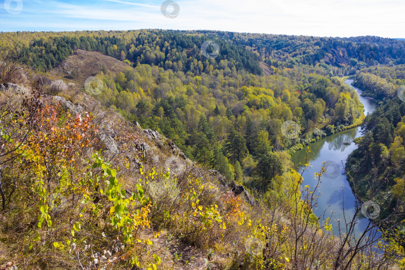 Скачать Осенний пейзаж. Вид на сибирскую реку Берд со скалы фотосток Ozero
