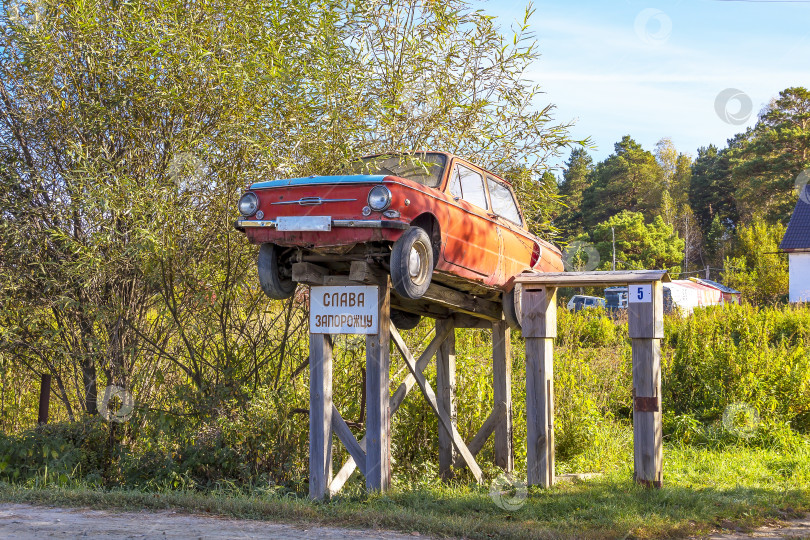 Скачать Памятник самодельному автомобилю Запорожец установлен в сибирской деревне фотосток Ozero