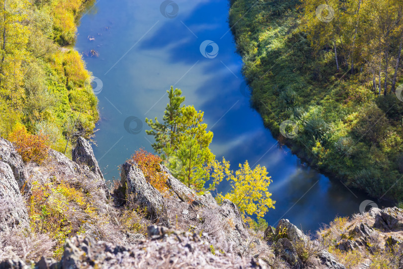 Скачать Осенний пейзаж. Вид на сибирскую реку Берд со скалы фотосток Ozero