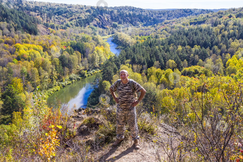 Скачать Турист на горном хребте с видом на реку Берд в Сибири. Осенний пейзаж долины фотосток Ozero