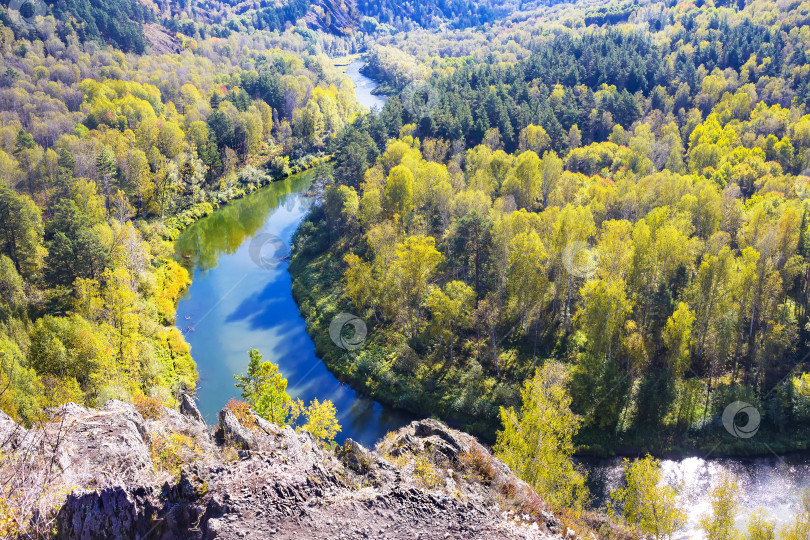 Скачать Осенний пейзаж. Вид на сибирскую реку Берд со скалы фотосток Ozero