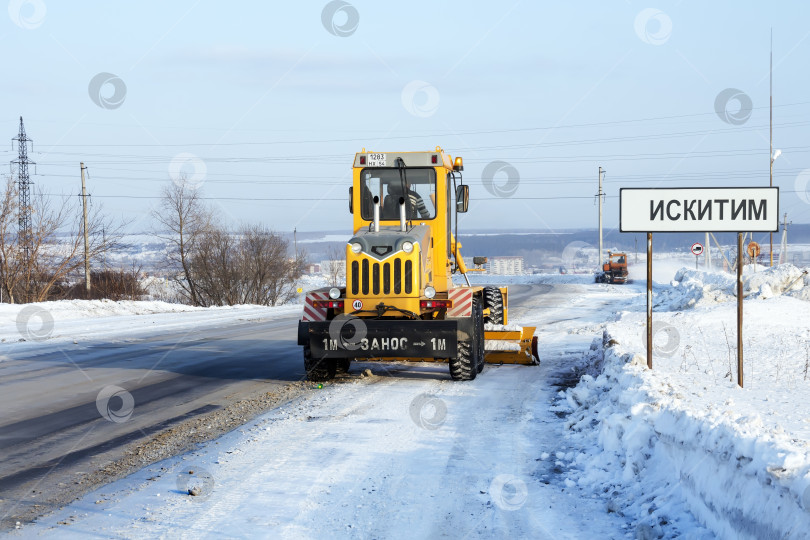 Скачать Снегоочистители расчищают шоссе фотосток Ozero