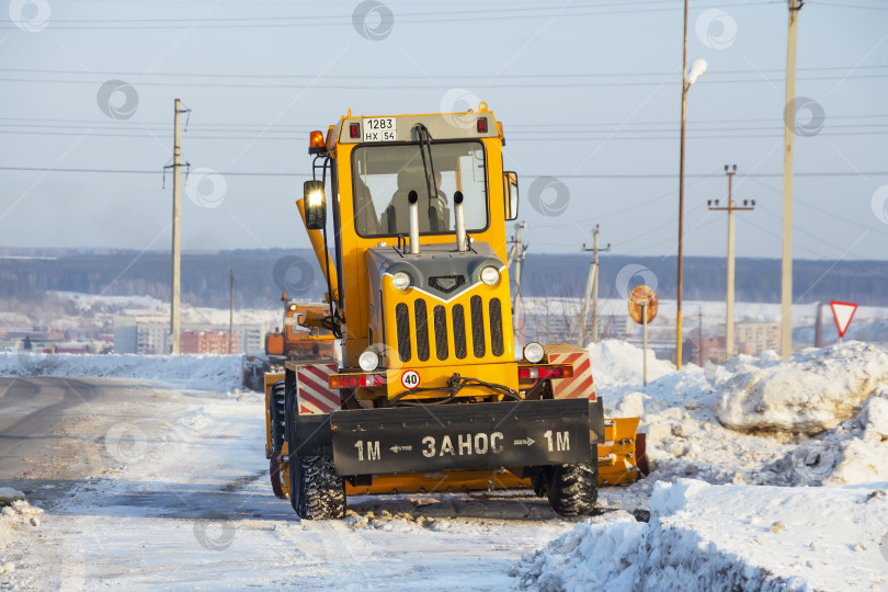 Скачать Снегоочистители расчищают шоссе фотосток Ozero