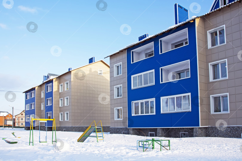 Скачать Современный трехэтажный кирпичный дом в новом районе города фотосток Ozero