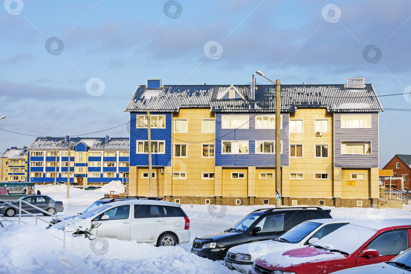 Скачать Современный трехэтажный кирпичный дом в новом районе города фотосток Ozero