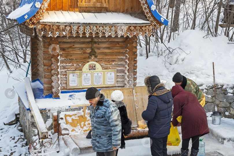 Скачать Природный источник пресной питьевой воды, святой источник, место паломничества сибиряков фотосток Ozero