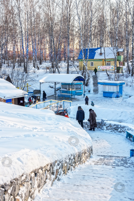 Скачать Природный источник пресной питьевой воды, святой источник, место паломничества сибиряков фотосток Ozero