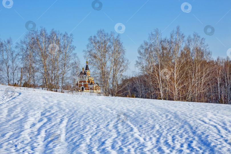 Скачать Сибирский зимний пейзаж с церковью фотосток Ozero