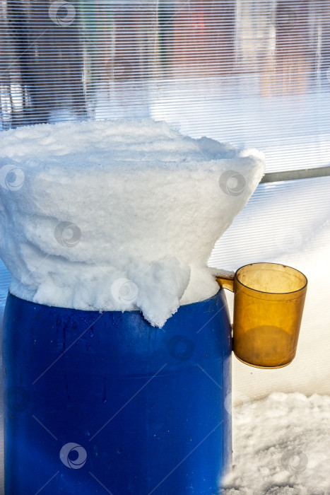 Скачать Пластиковые бочки, наполненные снегом фотосток Ozero