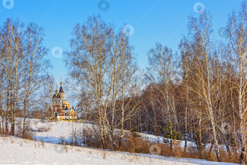 Скачать Сибирский зимний пейзаж с церковью фотосток Ozero
